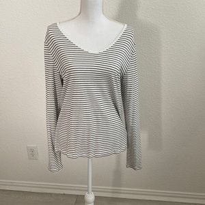 Gap white and black king sleeve tee